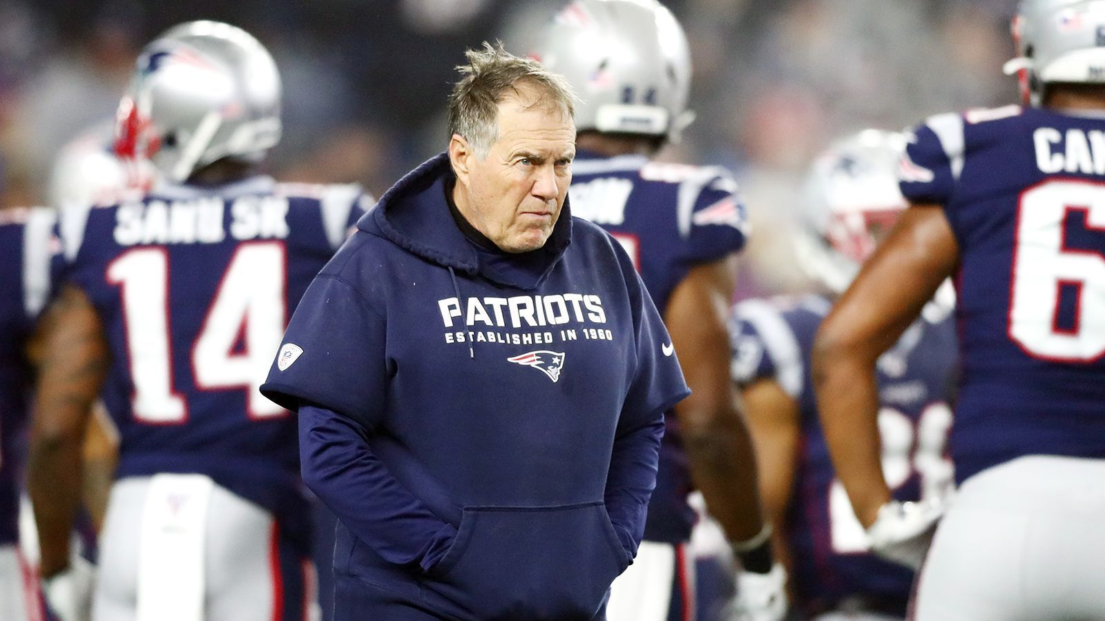 
                <strong>Nach Opt-Outs: Diese Patriots-Spieler sind gefragt</strong><br>
                Acht Akteuere der New England Patriots werden kommende Saison nicht auflaufen, weil sie Gebrauch von der "Opt-Out-Klausel" gemacht haben. Darunter befinden sich hochkarätige Starter, die es zu ersetzen gilt. ran.de beleuchtet die möglichen Kandidaten.Anmerkung: Die Opt-Out-Klausel erlaubt es Spielern die neue Saison auszusetzen auszusetzen, ohne Strafen oder negative Folgen zu befürchten. Sie wurde aufgrund der Corona-Pandemie eingeführt.
              