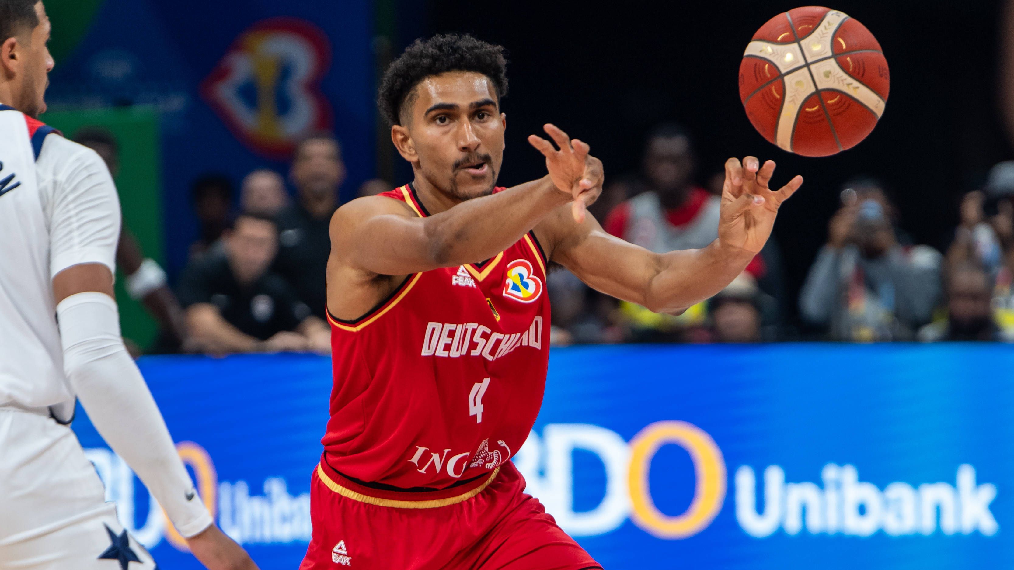 <strong>USA TODAY</strong><br>"Germany’s hot shooting and strength on the offensive glass proved too much for the United States" - "Die deutsche Treffsicherheit und die Stärke im Offensivspiel waren zu viel für die Vereinigten Staaten"