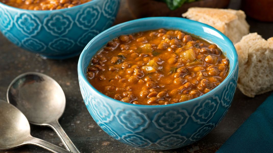 Besonders an kühlen Tagen tut eine schöne warme Linsensuppe gut und hält dich lange satt.