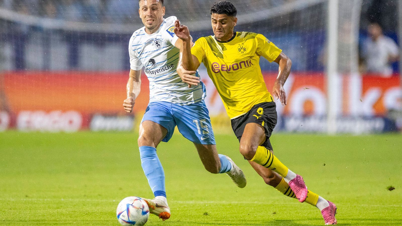 
                <strong>Mahmoud Dahoud</strong><br>
                Übernimmt den defensiven Part des Sechser-Duos und lässt sich zunächst häufig zwischen die Innenverteidiger fallen. Diese Position gibt er aber im Laufe des Spiels immer mehr auf, da auch er defensiv kaum gefordert wird. Durch seine Ballsicherheit lässt er im Aufbauspiel nur wenig anbrennen. ran-Note: 
              