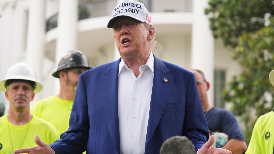 US-Präsident Donald Trump spricht vor dem Weißen Haus.