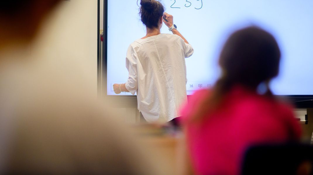 Eine Kleiderordnung an Schulen soll dort das Tragen "lottriger" Klamotten verhindern.