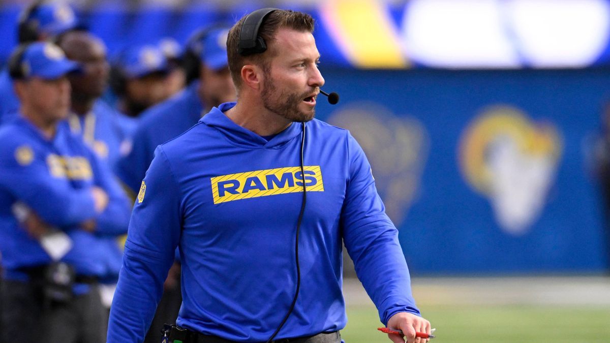 NFL, American Football Herren, USA Las Vegas Raiders at Los Angeles Rams Oct 20, 2024; Inglewood, California, USA; Los Angeles Rams head coach Sean McVay walks the sideline against the Las Vegas Ra...