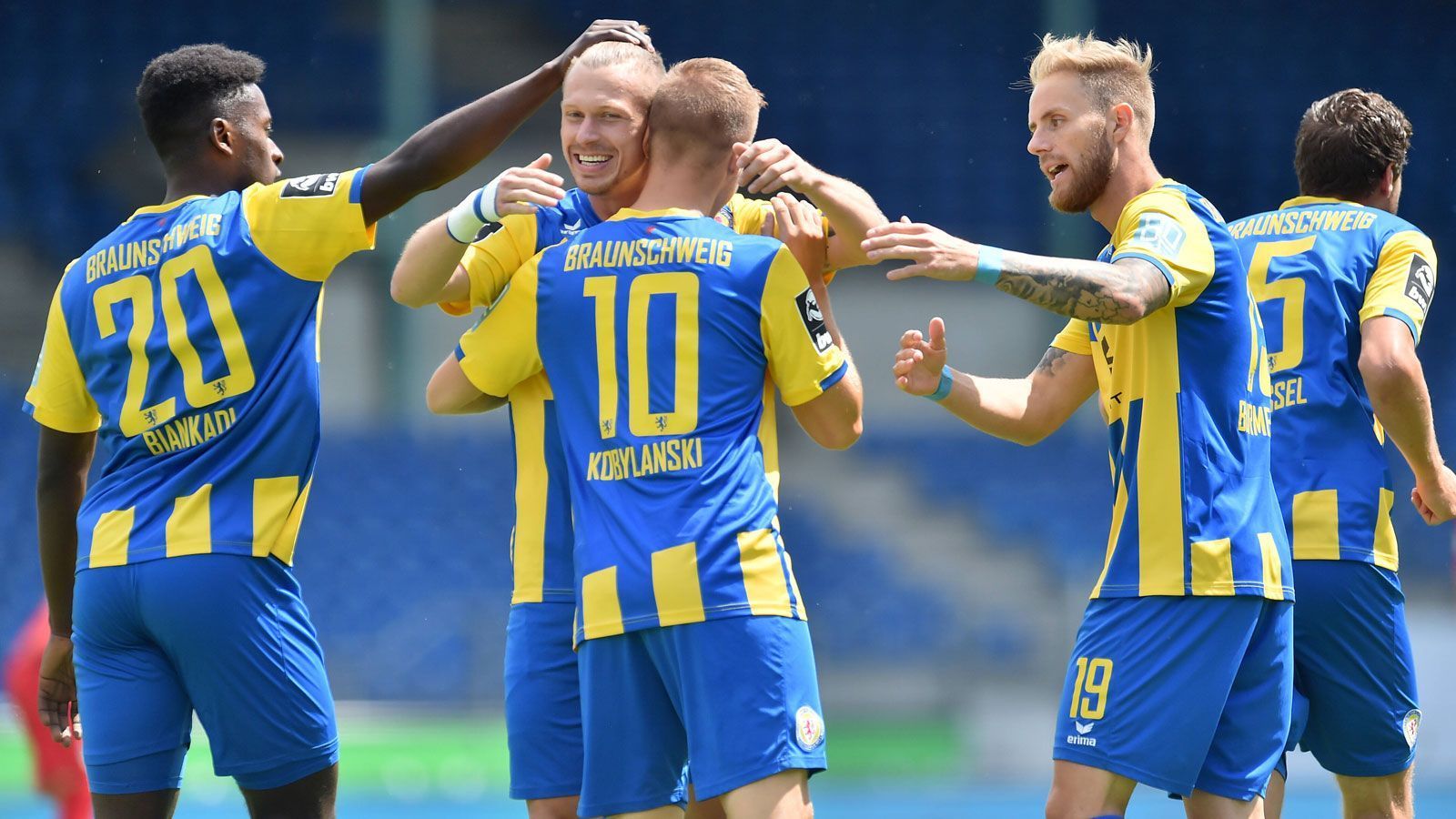 
                <strong>2. Eintracht Braunschweig (64 Punkte, +12 Tore)</strong><br>
                Braunschweig ist nach dem 3:2-Sieg gegen Mannheim der erste fixe Aufsteiger in die 2. Liga. Ihre Partie hat keinen Einfluss auf die anderen Aufstiegsaspiranten. Restprogramm: SV Meppen (A)
              