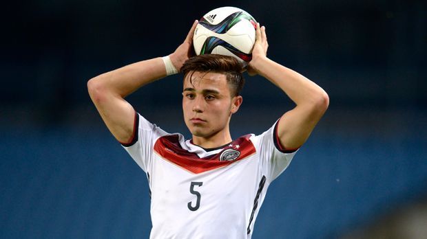
                <strong>Abwehr: Erdinc Karakas</strong><br>
                Abwehr: Erdinc Karakas. Bei der EM kommt Erdinc Karakas in allen sechs Spielen zum Einsatz. Für Wück ist der Youngster vom FC Schalke 04 ein wichtiger Spieler: "Sehr vielseitig einsetzbarer Linksfuß im Defensivbereich, der unheimlich viele Qualitäten hat: vom Kopfballspiel über den Spielaufbau bis zum defensiven Zweikampf."
              