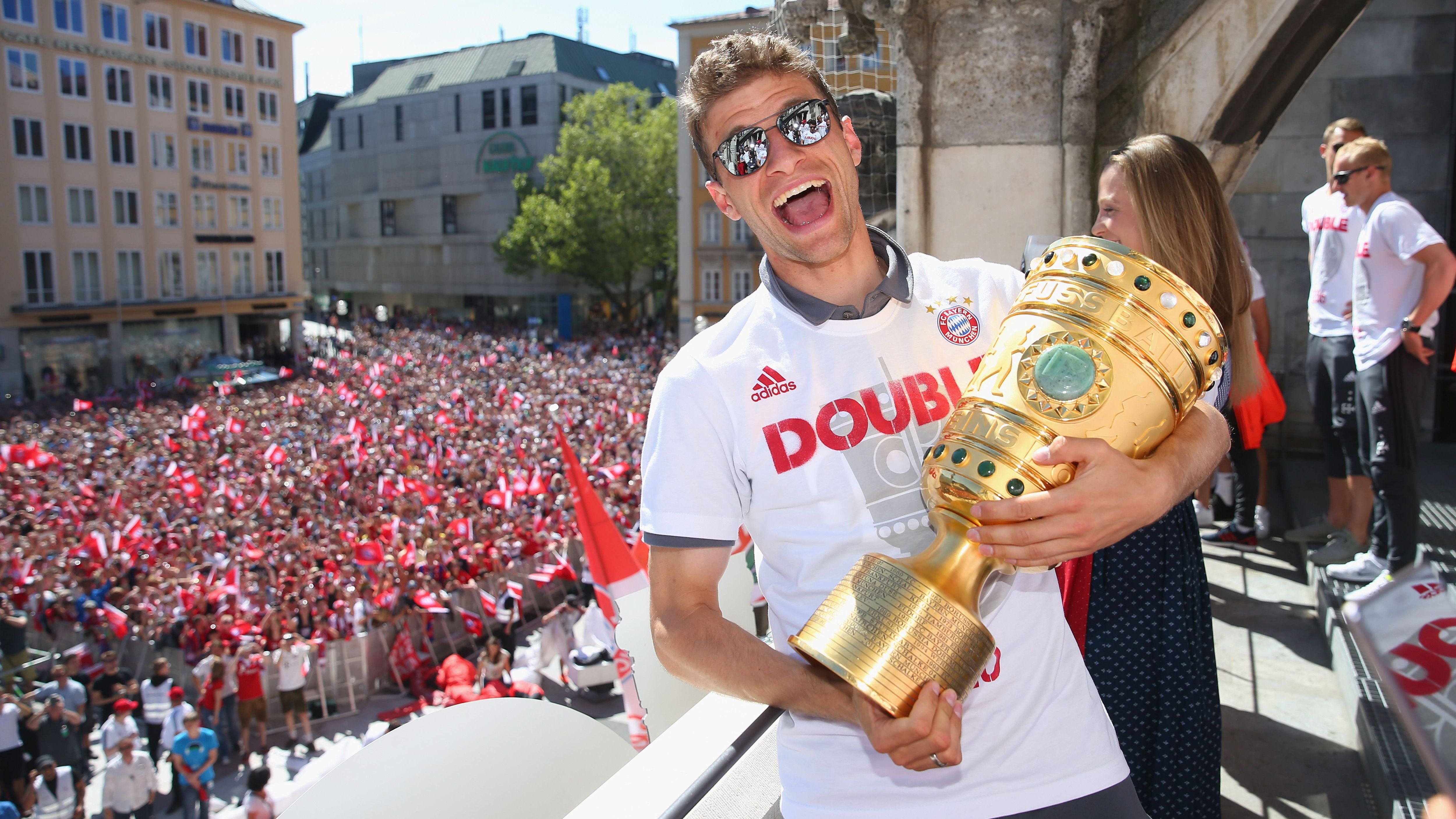 <strong>Sendestörung</strong><br>Mai 2016: Vom Rathausbalkon aus präsentiert der FC Bayern traditionell den Fans auf dem Marienplatz die eroberten Pokale der Saison. Der "Bayerische Rundfunk" begleitete die Party, sendete die Bilder in die Welt. Das änderte sich 2016, denn der FC Bayern wollte plötzlich, dass sich der "BR" an den Kosten beteiligt (150 000 von 300 000), die durch die Feierlichkeiten entstanden.