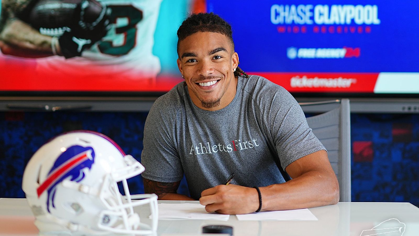 <strong>Chase Claypool (Buffalo Bills)</strong><br>Die Buffalo Bills haben die Verpflichtung von Wide Receiver Chase Claypool bestätigt. Der 25-Jährige spielte zuletzt für die Miami Dolphins und unterschrieb nun in Buffalo für ein Jahr. Bei den Dolphins wurde er in der Vorsaison neun Mal eingesetzt, fing dabei aber nur vier Pässe für 26 Yards. Zuvor war der einstige Zweitrunden-Pick schon für die Steelers und Bears aktiv.