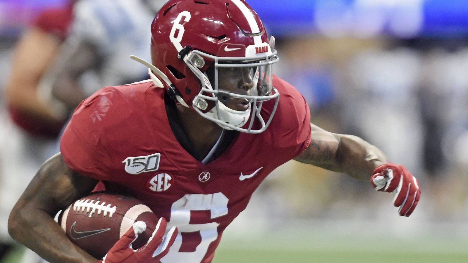 
                <strong>3. Devonta Smith (Alabama Crimson Tide)</strong><br>
                "The Slim Reaper" - zu deutsch "Der schlanke Sensenmann". Heisman-Gewinner (als erster Receiver seit 1991) und Champion mit der Crimson Tide. Seine Zahlen sind beeindruckend. Devonta Smith kommt 2020 auf 117 Receptions und 1856 Receiving Yards bei 23 Touchdowns. Gerade einmal zwei Pässe in der gesamten Saison ließ er fallen. Er hinterlässt Rekorde, er verlässt Alabama als All-Time-Leader in Receiving Yards und Touchdowns. Seine Statur ist mit 1,85 Meter und 79 Kilogramm nicht unbedingt furchteinflößend, doch er besitzt fraglos alle nötigen "Waffen", um in der NFL zu bestehen. "PFF" führt ihn an drei beziehungsweise Platz acht insgesamt.
              