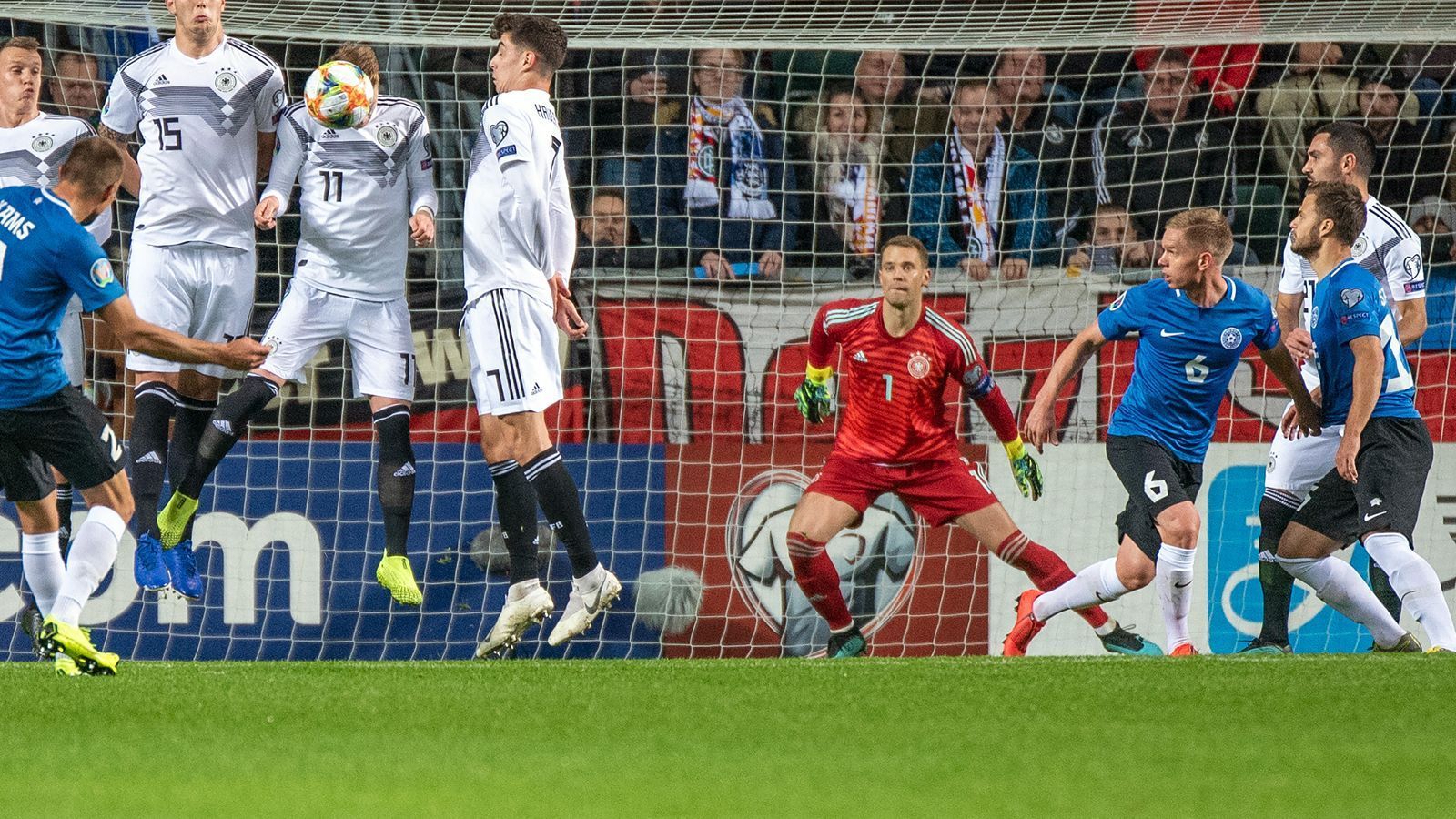 
                <strong>Manuel Neuer</strong><br>
                Wird bis auf wenige Situationen kaum geprüft, kann sich somit auch nicht auszeichnen. Ist aber auf dem Posten, wenn er gebraucht wird und strahlt die gewohnte Sicherheit aus. ran-Note: 3
              