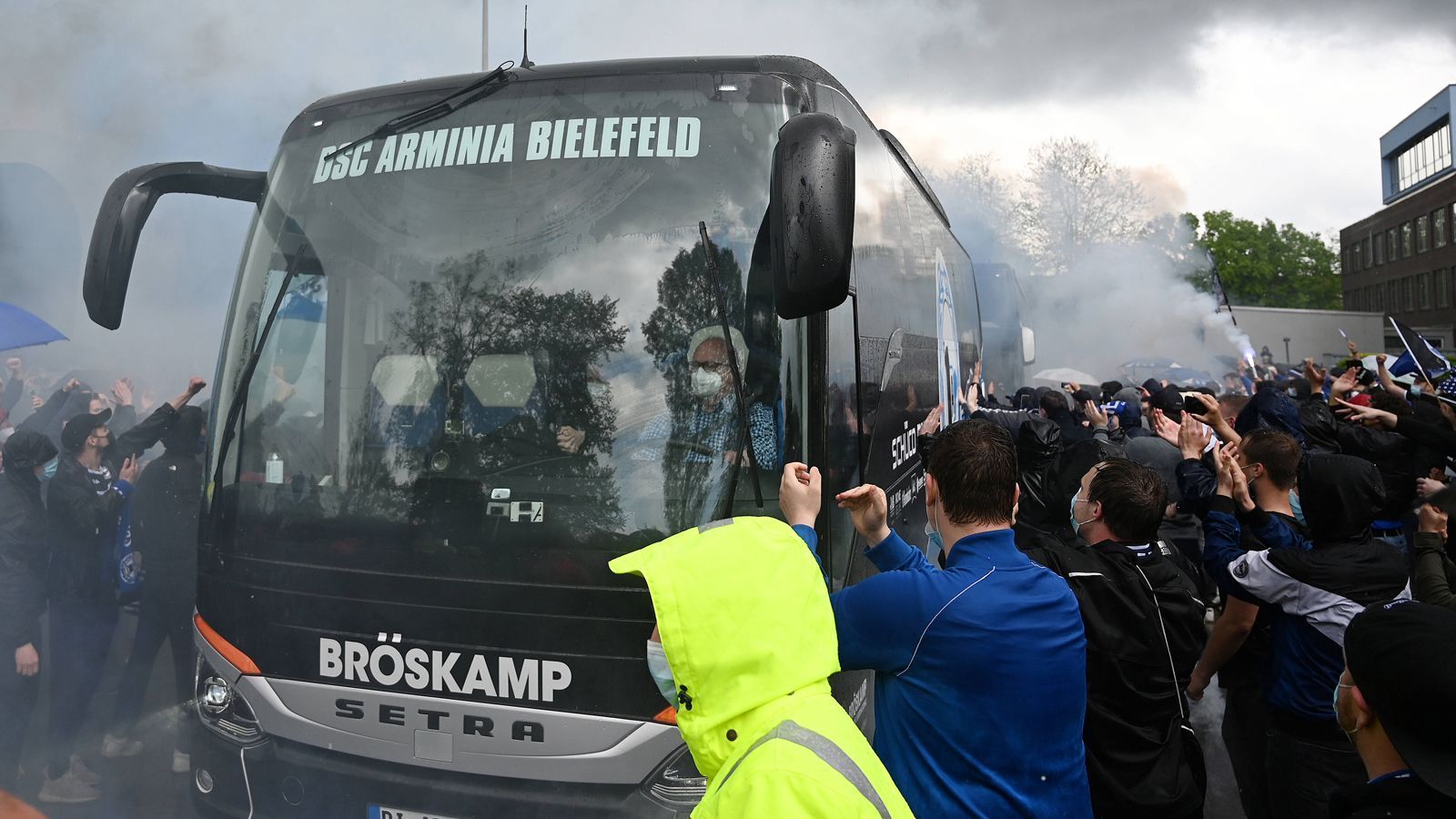 
                <strong>Vor dem Spiel: Arminia-Fans heizen ihre Mannschaft ein</strong><br>
                Wer noch Zweifel hatte, wie wichtig dieser 33. Spieltag werden würde, der musste vor dem Anpfiff noch auf die Alm schauen. Hunderte Arminia-Fans heizten - mehr oder weniger Coronakonform - ihre Mannschaft vor dem Duell gegen die TSG Hoffenheim ein. Auch in Augsburg begleiteten vor dem direkten Duell gegen Bremen zahlreiche Anhänger den Mannschaftsbus ins Stadioninnere. 
              