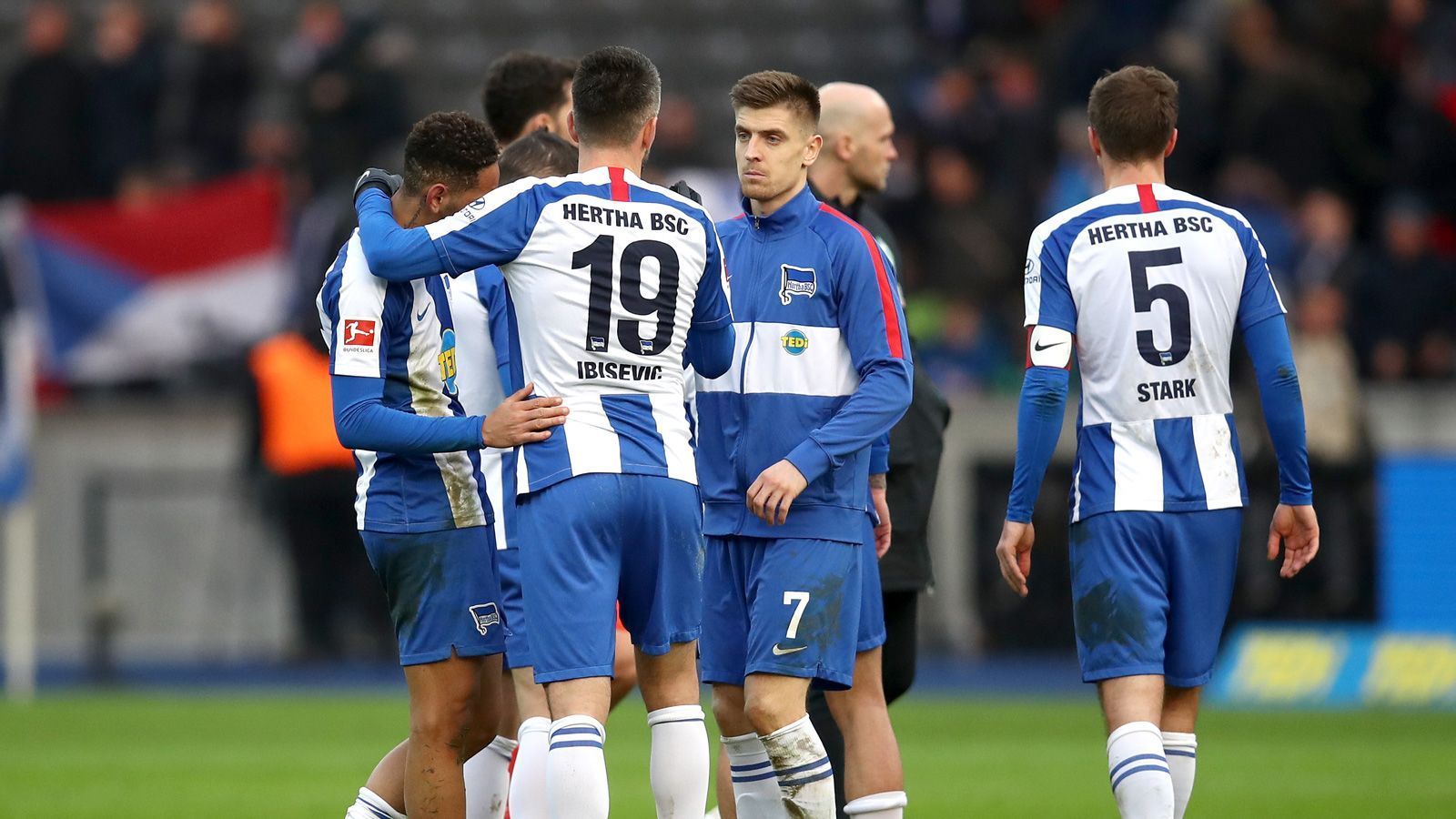 
                <strong>13. Hertha BSC (28 Punkte)</strong><br>
                Ähnlich wie Hoffenheim galt auch die Hertha vor der Saison als große Unbekannte. Nachdem kuriosen Abgang von Jürgen Klinsmann und der folgenden Schwächephase unter Alexander Nouri wurde die Corona-Krise dazu genutzt, Bruno Labbadia mit sofortiger Wirkung zu verpflichten. Dieser wird mit einem harten Restprogramm und viel Unruhe im Verein gegen den Abstieg kämpfen. Bei der schwachen Konkurrenz wird die Hertha sich jedoch letztlich ohne Relegation retten.
              