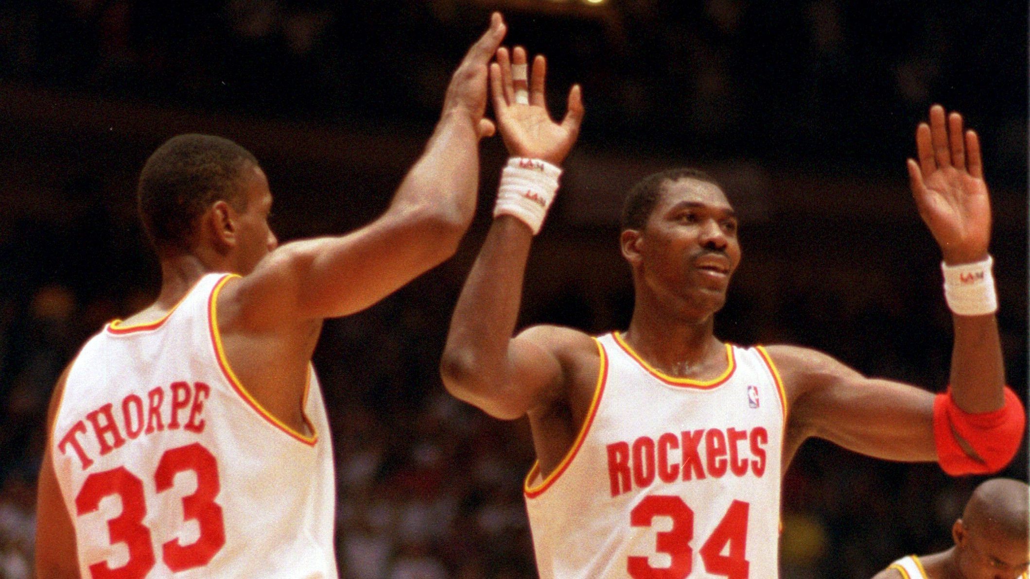 <strong>Hakeem Olajuwon (Houston Rockets)</strong><br>Jahr: 1993<br>Gegner: Minnesota Timberwolves<br>Statline: 33 Punkte, 13 Rebounds, 5 Assists, 5 Blocks, 5 Steals