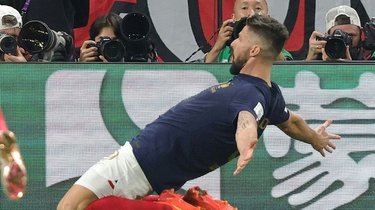 Olivier Giroud feiert seinen Führungstreffer gegen Polen