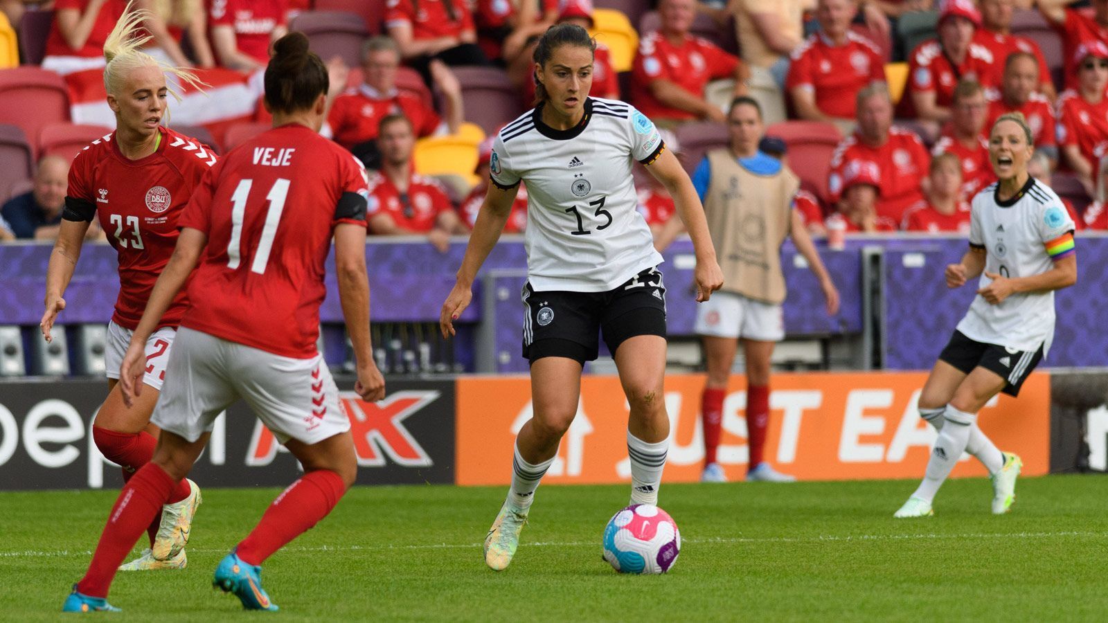 
                <strong>Sara Däbritz</strong><br>
                Eine der deutschen Schlüsselspielerin sorgt auch mit dafür, dass die DFB-Auswahl in jeder Hinsicht ein Übergewicht hat. Ein Zusammenprall mit der Dänin Pedersen bleibt ohne Folgen. Schaltet sich auch ab und an offensiv, bevor nach einer Stunde ihr Job getan ist. - ran Note: 2 
              