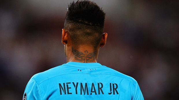 
                <strong>Angriff: Neymar</strong><br>
                Angriff: Neymar. Der dritte Kicker des FC Barcelonas im "Dream-Team"! Das derzeitige Verletzungspech der Katalanen lässt die Vereinsführung auf die Suche nach einem Mittelstürmer gehen. Der Name Negredo wird dabei als möglicher Kandidat gehandelt. Vielleicht spielt der Spanier bald mit seinen Top-Spielern zusammen.
              