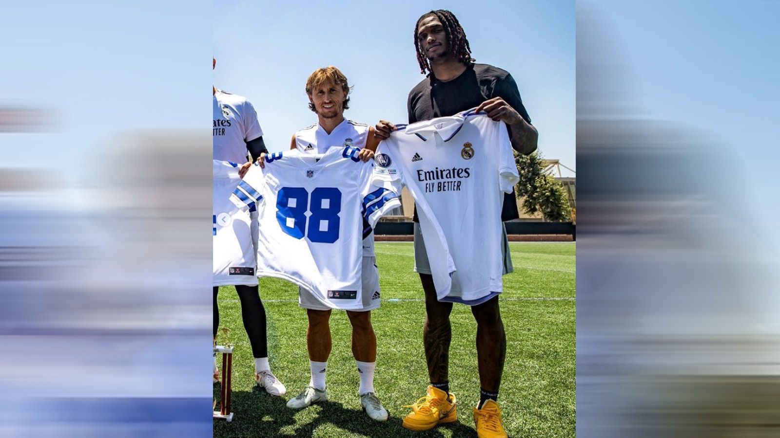 
                <strong>Real Madrid meets Dallas Cowboys</strong><br>
                Real-Star Luka Modric (l.) muss das Trikot von Cowboys-Passempfänger CeeDee Lamb wohl erst in den Trockner werfen. 
              