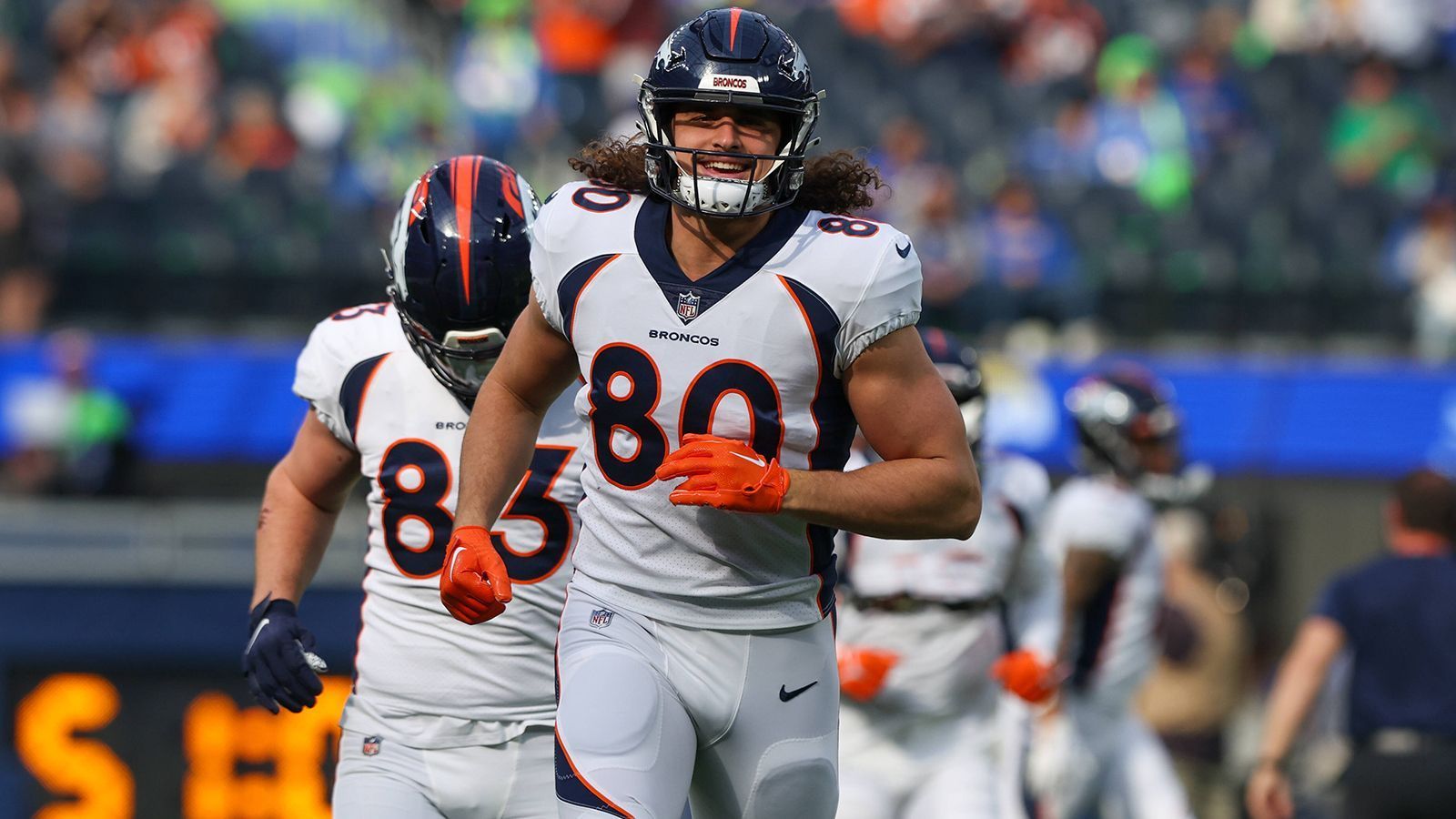 
                <strong>16. Platz: Denver Broncos</strong><br>
                &#x2022; Starter: Greg Dulcich<br>&#x2022; Backups: Chris Manhertz, Adam Trautman, Albert Okwuegbunam<br>Gleiches gilt für die Broncos. Greg Dulcich kam vergangene Saison erst ab dem 6. Spieltag zum Einsatz, entwickelte sich dann als Rookie zu einer der wenigen Konstanten in der Broncos-Offensive. Adam Trautman und Albert Okwuegbunam sind zwei athletische Tight Ends, die ihr Potenzial immer wieder andeuteten, aber mit Verletzungen zu kämpfen hatten. Manhertz zählt zu den besten Blockern der Liga.
              