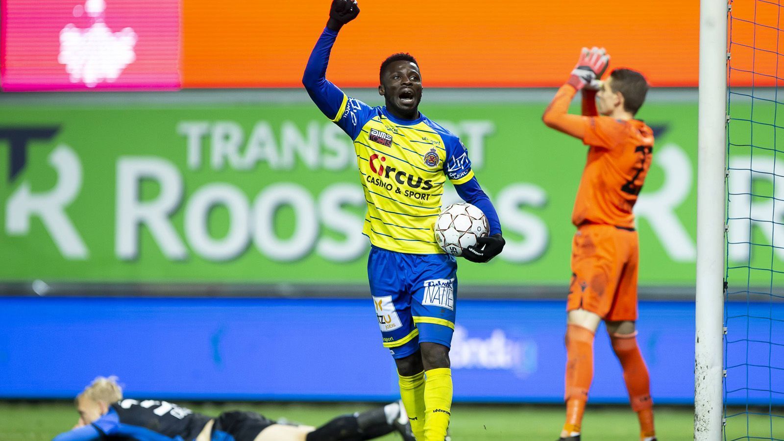 
                <strong>Nana Ampomah (Fortuna Düsseldorf)</strong><br>
                Fortuna Düsseldorf schlägt auf dem Transfermarkt zu und sichert sich die Dienste von Nana Ampomah von Waasland-Beveren. Dabei macht der Verein den Ghanaer mit einer Ablösesumme von vier Millionen Euro zum Rekordtransfer des Vereins. "Nana Ampomah ist ein schneller, beidfüßiger und trickreicher Spieler für die offensive Außenbahn", sagt Sportvorstand Lutz Pfannenstiel. "Wir haben ihn mehrfach beobachtet und sind davon überzeugt, dass er nach seiner starken letzten Saison in der belgischen Jupiler League auch in der Bundesliga einen bleibenden Eindruck hinterlassen wird."
              