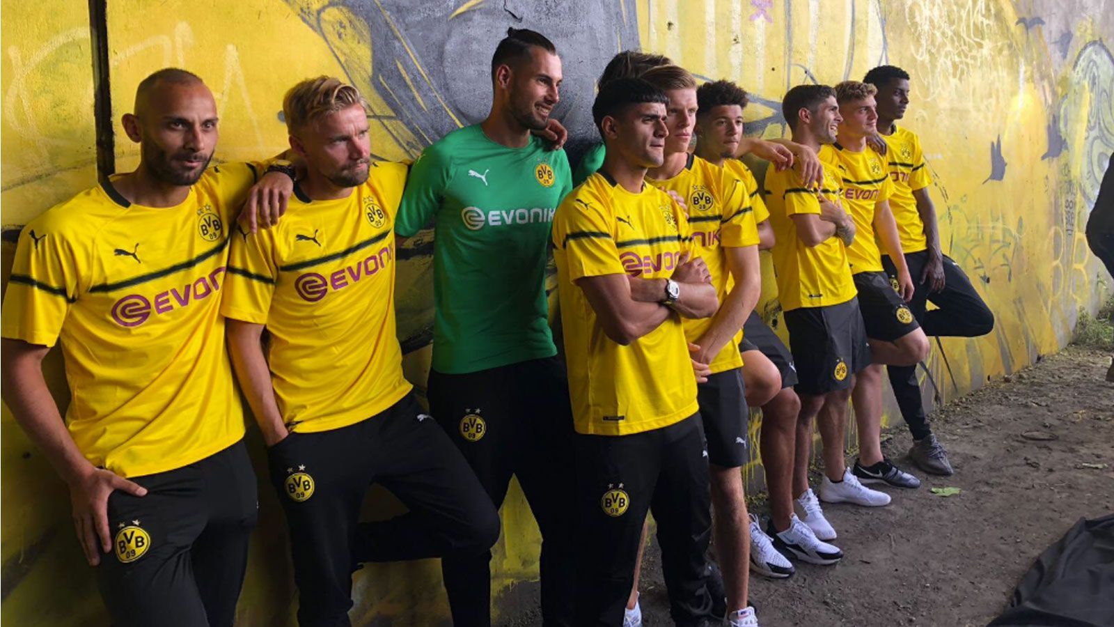 
                <strong>Borussia Dortmund (Turniertrikot)</strong><br>
                Klassisches Gelb mit einem Hauch Schwarz um die Brust. In diesen Trikots wird Borussia Dortmund in seinen Champions-League-Spiele und im DFB-Pokal auflaufen.
              