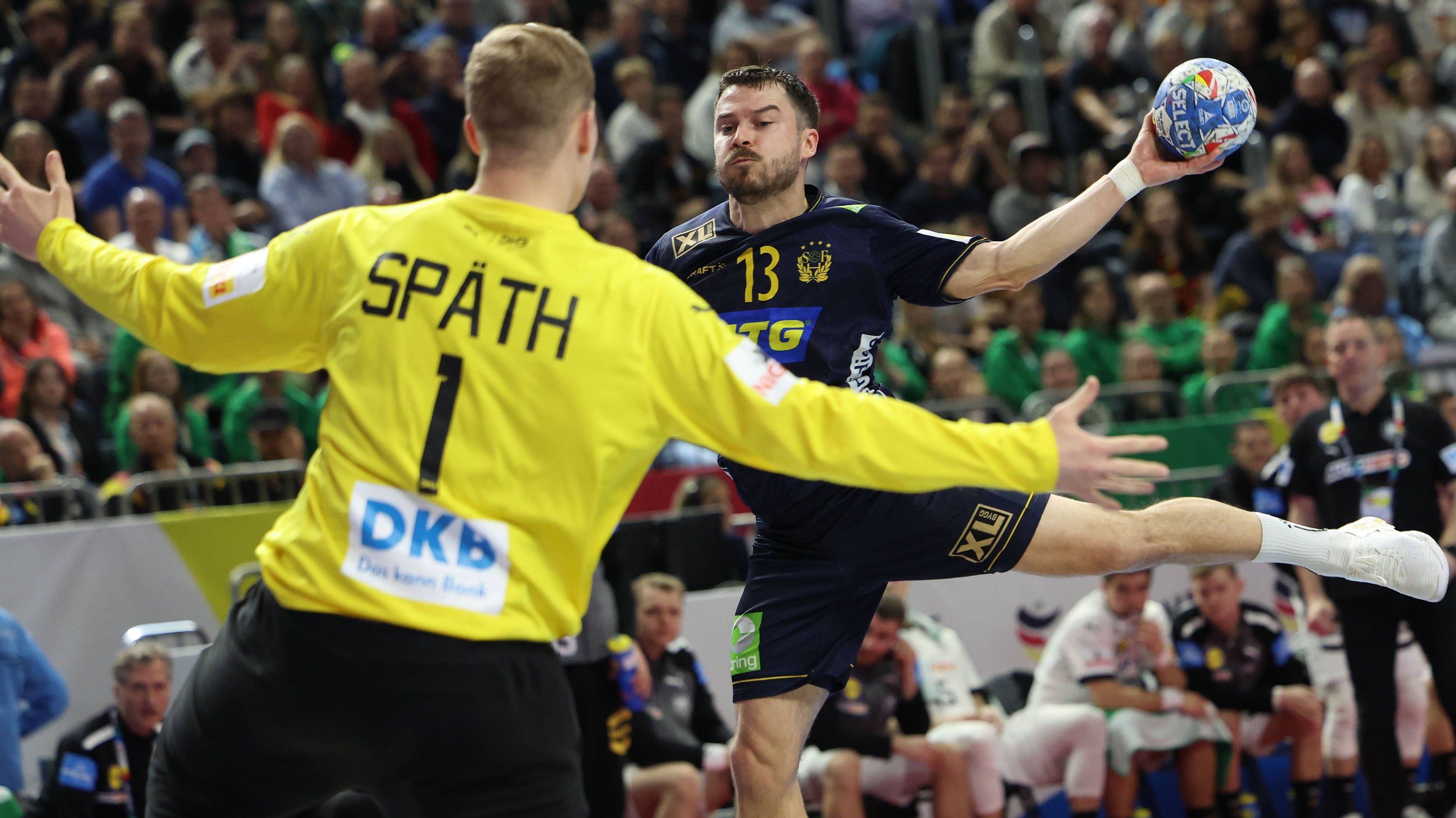 <strong>Platz 3: Schweden</strong><br>Der Europameister von 2022 wird definitiv ein Wort um den Titel mitzureden haben, das inzwischen etablierte Topteam will die enttäuschenden Olympia-Ergebnisse 2016 und 2020 vergessen machen.&nbsp; Trainer Glenn Solberg nimmt nur zwei Kaderumstellungen im Vergleich zur EM im Januar (Platz 3) vor: Mikael Appelgren ersetzt Simon Möller, außerdem müssen die Schweden auf THW-Star Eric Johansson verzichten, der sich einer OP unterziehen muss.