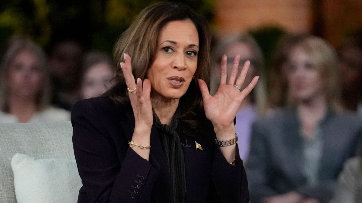 Präsidentschaftskandidatin Kamala Harris (l.) besitzt selbst eine Waffe, und würde sie in einem bestimmten Fall einsetzen.