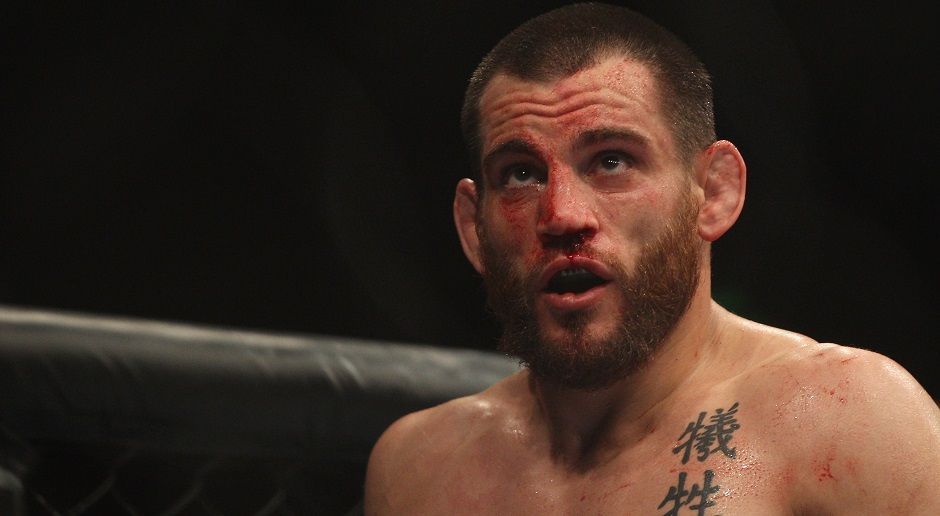 
                <strong>Jon Fitch</strong><br>
                Jon Fitch war nie der Schnellste, Stärkste, Athletischste oder Talentierteste. Was anderen Sportlern in die Wiege gelegt wurde, ersetzt er durch Fleiß und harte Arbeit. Mit seinem zermürbenden Kampfstil ist Fitch kein Publikumsmagnet, aber während der zweiten Regentschaft von Georges St-Pierre war er die unangefochtene Nummer zwei der Welt. 14 Kämpfe gewann der zähe Ringer im Octagon, aber an dem kanadischen Champion kam er einfach nicht vorbei.
              