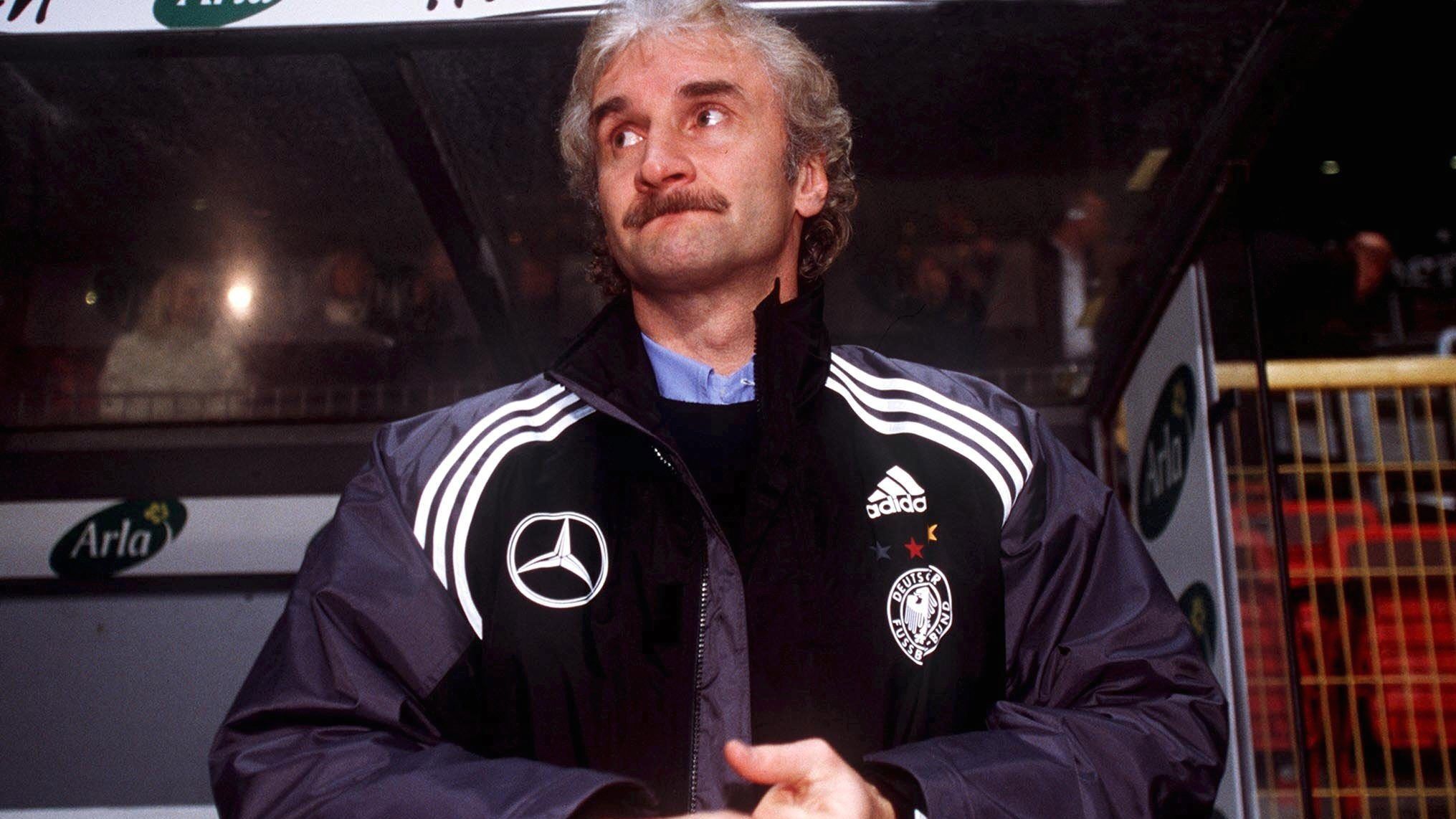 <strong>Juli 2000:  Rudi Völler übernimmt DFB-Team als Übergangstrainer</strong><br>Nachdem Deutschland bei der EM 2000 enttäuschend als Gruppenletzter ausgeschieden war, trat Erich Ribbeck als Nationaltrainer zurück. Rudi Völler sollte den Posten übergangsweise für ein Jahr übernehmen, bis Nachfolger Christoph Daums Vertrag bei Bayer Leverkusen auslief. Doch es kam anders...