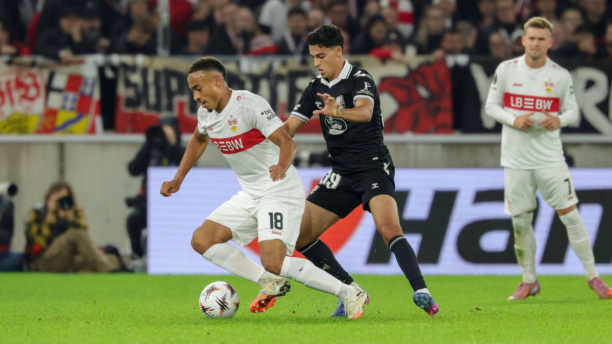 Stuttgart , Europa League Fußball VfB Stuttgart vs. Celta Vigo, v.l. Jamie Leweling (VfB) Jones El-Abdellaoui (Vigo) Gemäß den Vorgaben der DFL Deutschen Fußball Liga ist es untersagt, in dem Stadi...