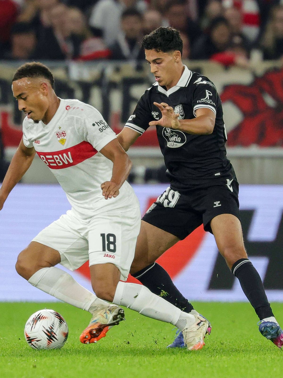 Stuttgart , Europa League Fußball VfB Stuttgart vs. Celta Vigo, v.l. Jamie Leweling (VfB) Jones El-Abdellaoui (Vigo) Gemäß den Vorgaben der DFL Deutschen Fußball Liga ist es untersagt, in dem Stadi...
