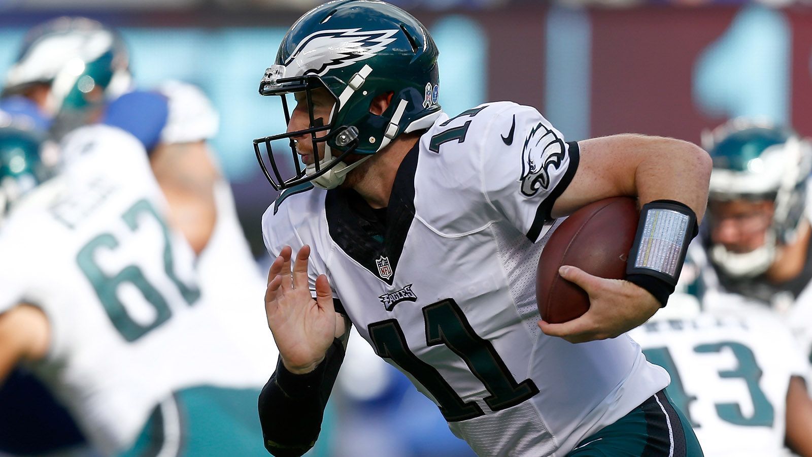 
                <strong>Platz 8: Carson Wentz (Philadelphia Eagles)</strong><br>
                Trotz seines verletzungsbedingten Ausfalls kaufen die Fans weiterhin fleißig das Trikot von Carson Wentz. Das beliebteste Quarterback-Jersey ist seines aber bei weitem nicht...
              