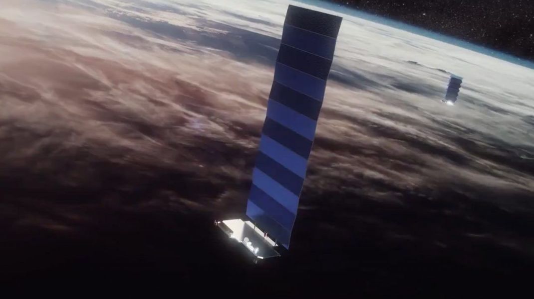 Jeder der tischgroßen Starlink-Satelliten wiegt etwa 260 Kilogramm. Elon Musk plant für Starlink derzeit ein Netz mit 12.000 Satelliten. Für mehr als 30.000 weitere hat er Genehmigungen beantragt!
