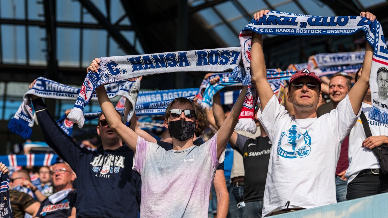 
                <strong>Saisonfinale: Die Zuschauersituation in den Stadien</strong><br>
                Vor dem letzten Spieltag im deutschen Profifußball stellt sich die Frage: Wo dürfen Zuschauer ins Stadion und wo nicht? Und falls Fans erlaubt sind: wie viele kommen rein? ran.de hat News und Entscheidungen zusammengefasst.
              