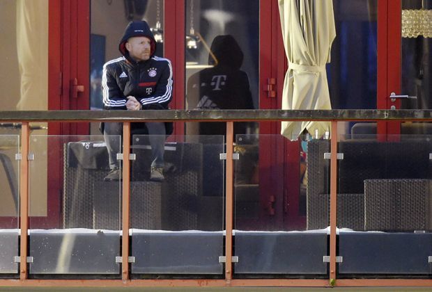 
                <strong>Trainings-Kiebitz Sammer</strong><br>
                Ja was macht Matthias Sammer denn bei dem Wetter auf dem Balkon? Ganz klar, er schaut seinen Angestellten bei der Arbeit zu.
              