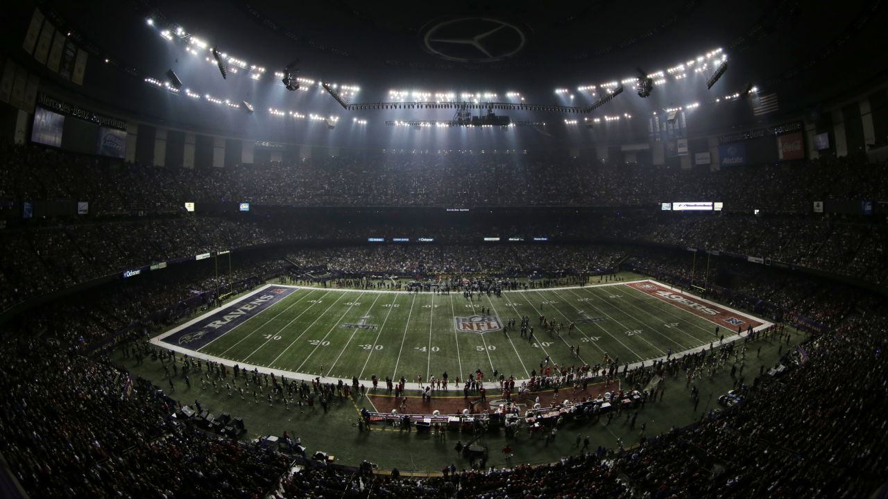 Stromausfall: 2013 musste das Spiel zu Beginn der zweiten Halbzeit für 36 Minuten unterbrochen werden. Die Baltimore Ravens und die San Francisco 49ers standen fast im Dunklen. Nur die Notbeleuchtung sorgte im Superdome von New Orleans noch für Licht. Aufgrund von Unregelmäßigkeiten im Stromkreislauf hatte ein Prüfungs-Gerät wohl ein Not-Aus eingeleitet. Am Ende siegten die Ravens mit 34:31.