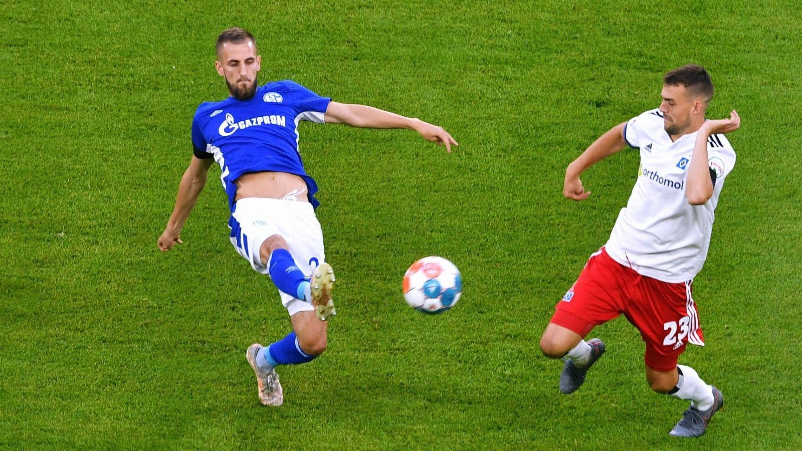 
                <strong>Dominick Drexler (FC Schalke 04)</strong><br>
                Als erst kürzlich verpflichteter Neuzugang aus Köln darf der Offensivmann gegen den HSV gleich von Beginn an ran. Besonders in der frühen Druckphase der Gelsenkirchener hat Drexler einige starke Aktion, baut danach etwas ab. Nach gut 70 Minuten ist sein Arbeitstag vorbei. ran-Note: 3
              