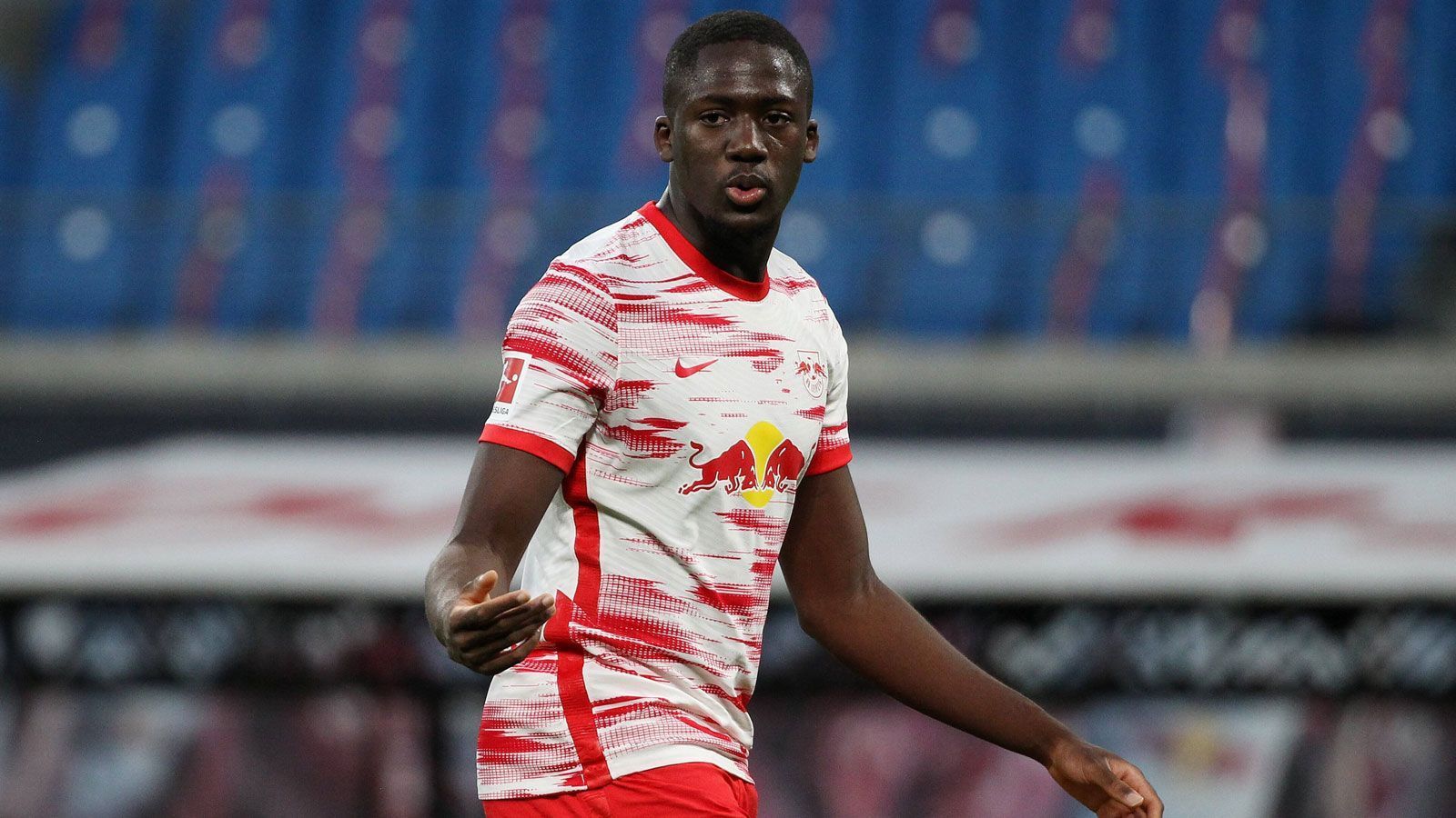 
                <strong>Ibrahima Konate (FC Liverpool)</strong><br>
                Neben Dayot Upamecano verlässt mit Ibrahima Konate auch ein zweiter Abwehrspieler RB Leipzig. Den Franzosen zieht es auf die Insel zum FC Liverpool, der Transfer kostet die "Reds" wohl bis zu 46 Millionen Euro. "Seine physischen Attribute sind sehr beeindruckend. Er ist schnell, sehr stark und dominant in der Luft", freut sich Trainer Jürgen Klopp auf der Vereinswebsite über den Neuzugang.
              