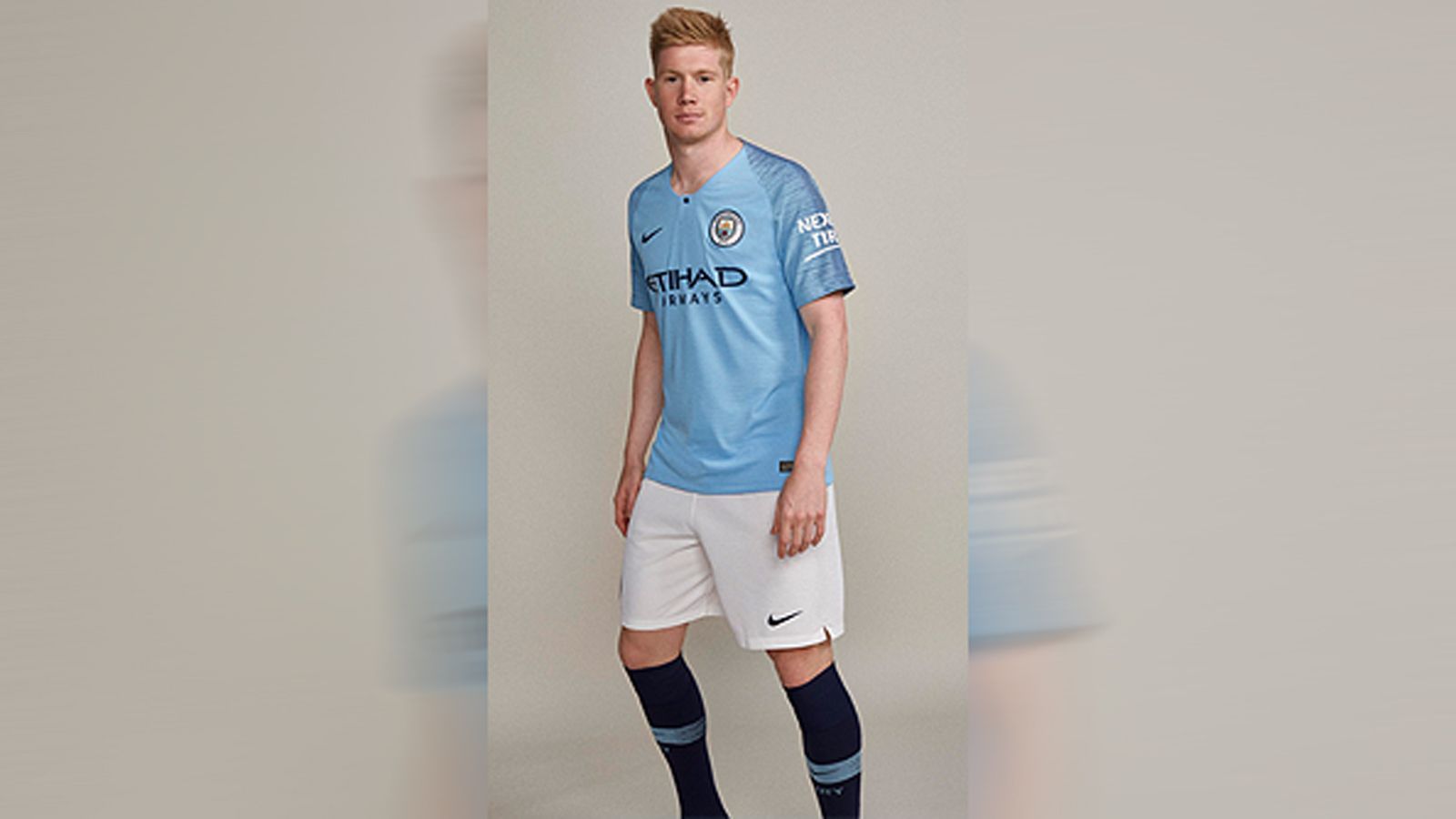 
                <strong>Manchester City Heimtrikot</strong><br>
                Kevin De Bruyne und seine Meisterkollegen von Manchester City laufen zuhause im gewohnten "Skyblue" auf. Auffällig sind an den Ärmel bzw. dem Kragen die Zick-Zack-Muster.
              