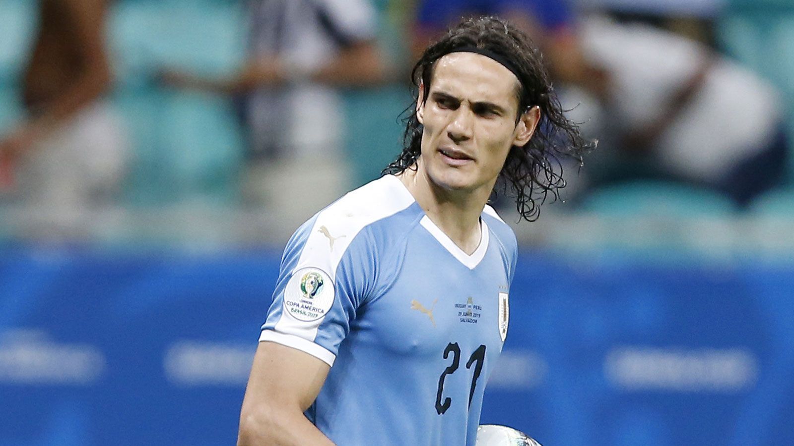 
                <strong>Edinson Cavani (Paris St. Germain)</strong><br>
                Edinson Cavani soll es darauf angelegt haben, Paris St. Germain nach sieben Jahren ablösefrei zu verlassen - die Hoffnung auf ein besonders fettes Handgeld könnte sich als Bumerang erweisen. Angeblich schloss der Uruguayer, der auch bei Atletico Madrid auf dem Zettel gestanden haben soll, einen Transfer zu Inter Mailand aus, um im Sommer frei verhandeln zu können. Das dürfte sich trotz seiner unbestrittenen Klasse als Vollstrecker schwierig gestalten. Zuletzt wurde Cavani von der spanischen "AS" mit Manchester United in Verbindung gebracht, die heißeste Spur führt aber offenbar nach Argentinien. Dort warb Boca-Juniors-Sportdirektor Jorge Bermudez im Interview mit einem chilenischen Radiosender um den Routinier und verlieh seiner Hoffnung auf einen baldigen Deal Ausdruck. Für Cavani wäre es ein Abschied aus Europa nach mehr als 13 Jahren.
              