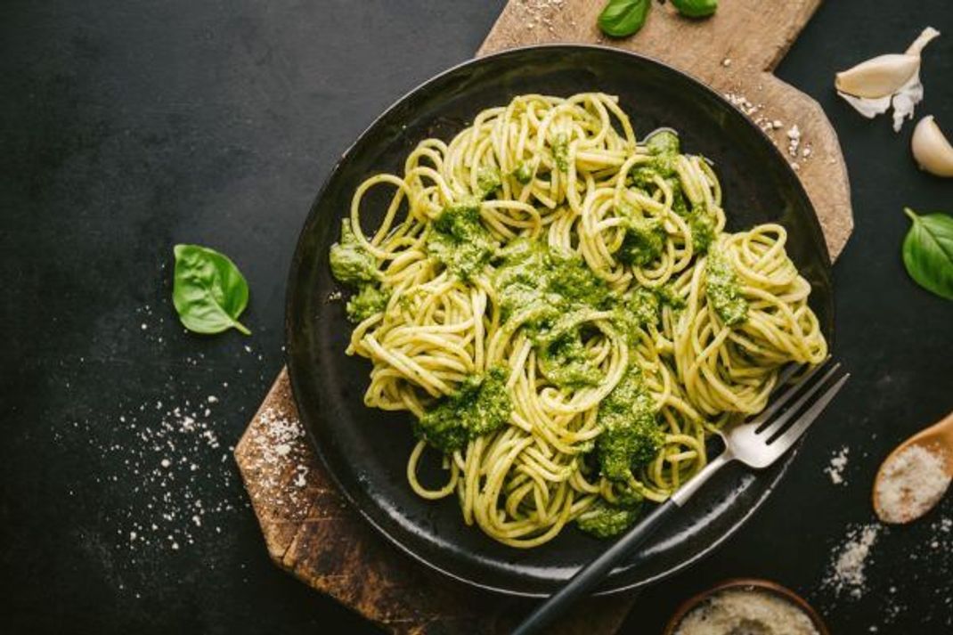 Viel besser als aus dem Glas: frisches Basilikum-Pesto.