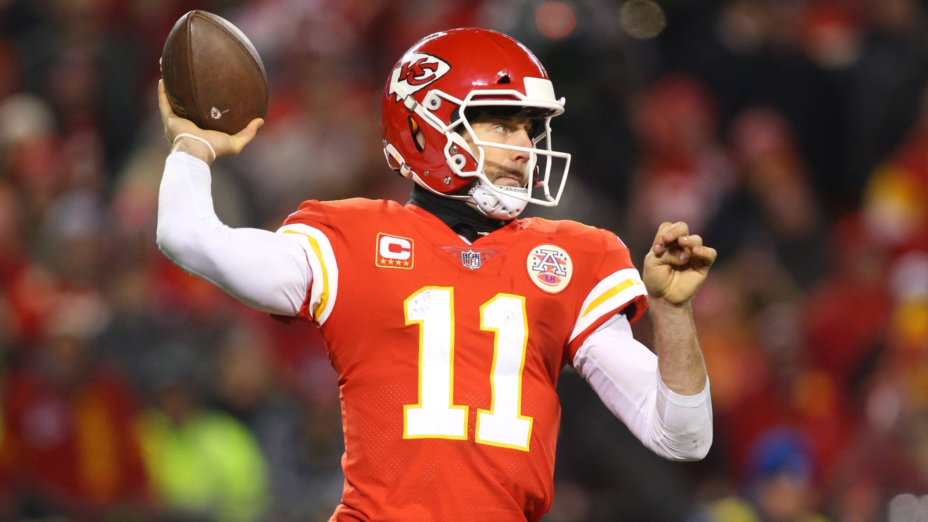 
                <strong>Alex Smith (von Kansas City Chiefs zu Washington Redskins) </strong><br>
                Als Kansas City Chiefs 2017 Patrick Mahomes in der ersten Runde drafteten, erhöhte dies den Druck auf Alex Smith. Der damalige Starter spielte zwar auch in der Folgesaison solide, konnte das Team aber erneut nicht zum Super Bowl führen. Daher entschied Head Coach Andy Reid sich 2018 dafür, die Zügel an den talentierten Mahomes zu übergeben, der prompt zum MVP der NFL gewählt wurde. Smith wurde dagegen zur damals noch als Washington Redskins bekannten Franchise geschickt, im Tausch für Cornerback Kendall Fuller und einen Drittrundenpick 2018. Nach einer schlimmen Beinverletzung in seinem ersten Jahr in der Hauptstadt drohte Smith anfangs sogar eine Amputation. Fast zwei Jahre und insgesamt 17 Operationen später kehrte er Ende 2020 dann nochmal zurück auf die NFL-Bühne. Im April 2021 beendete Smith schließlich seine Karriere.
              