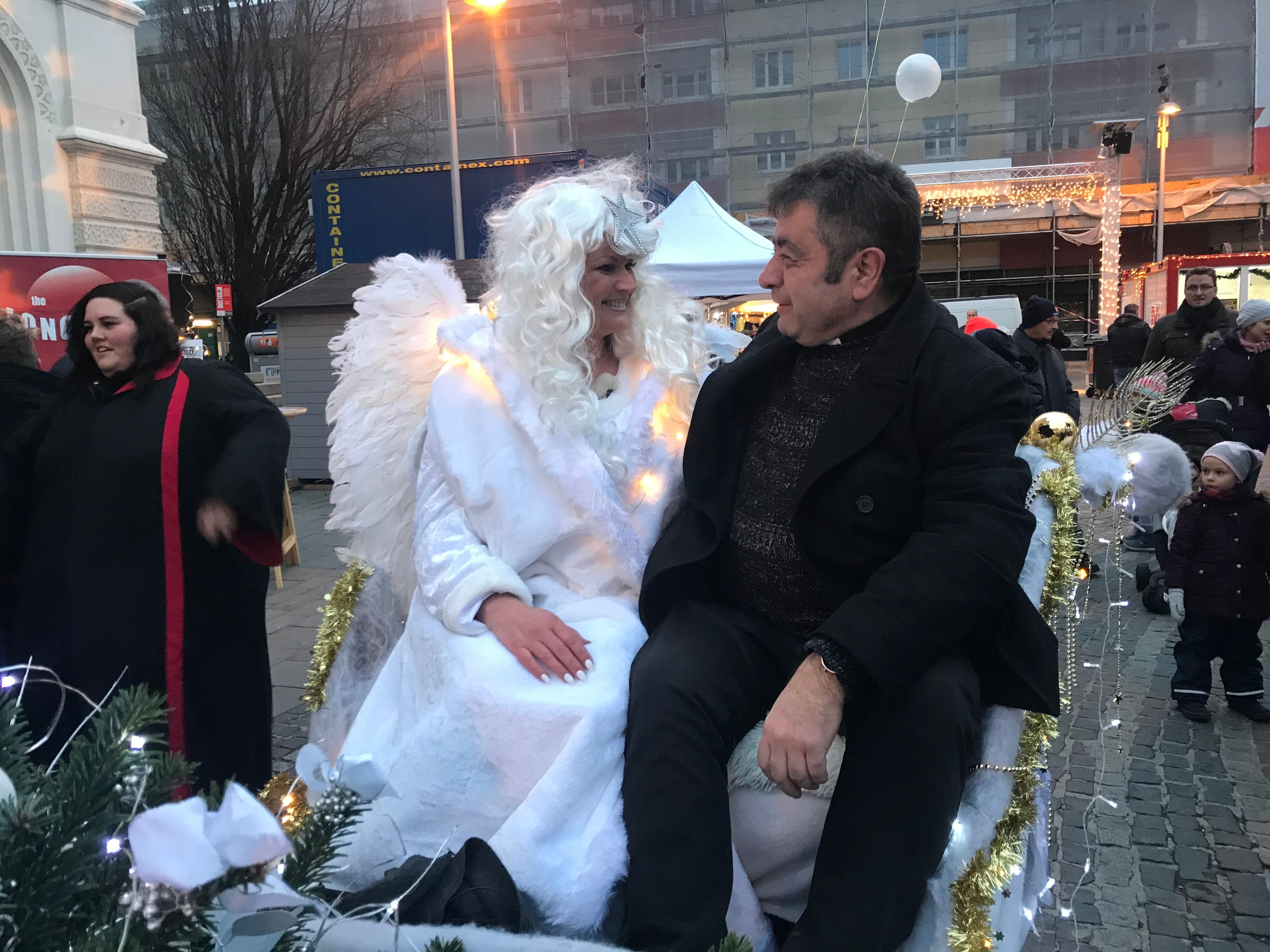 Das Simmeringer Christkind und der Pfarrer mitten im beinharten Geschäft mit Weihnachten.