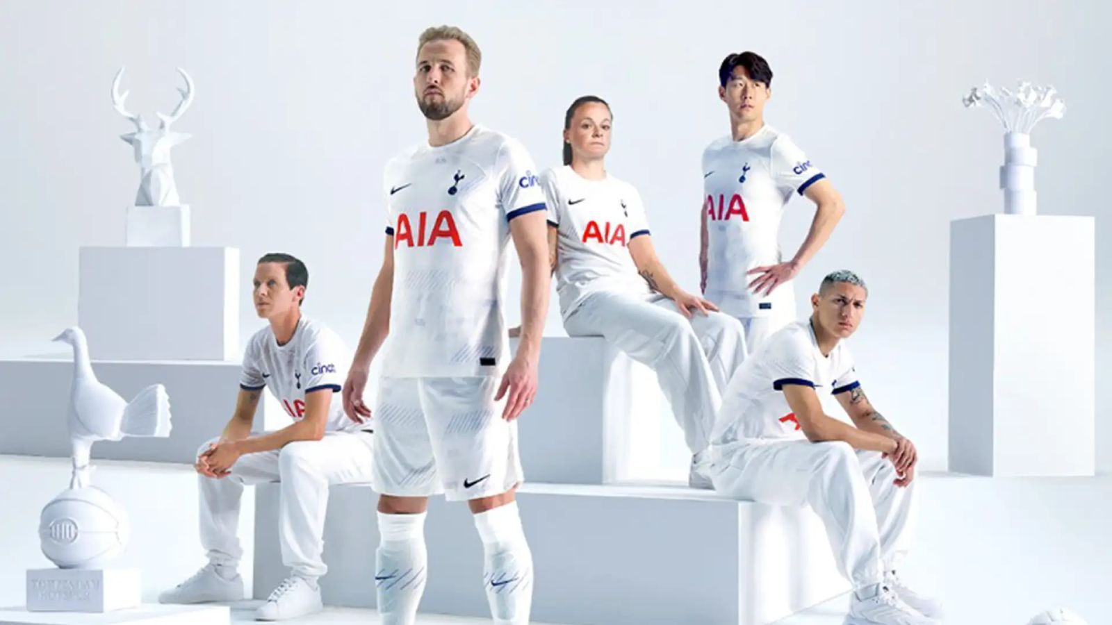 
                <strong>Tottenham Hotspur 23/24</strong><br>
                All White everything! Die Spurs müssen ihre Trikots nach den Spielen gründlich waschen, da sie sich komplett in Weiß auf den Rasen trauen. Sieht aber auch clean aus. Zumindest vor dem Anpfiff.
              
