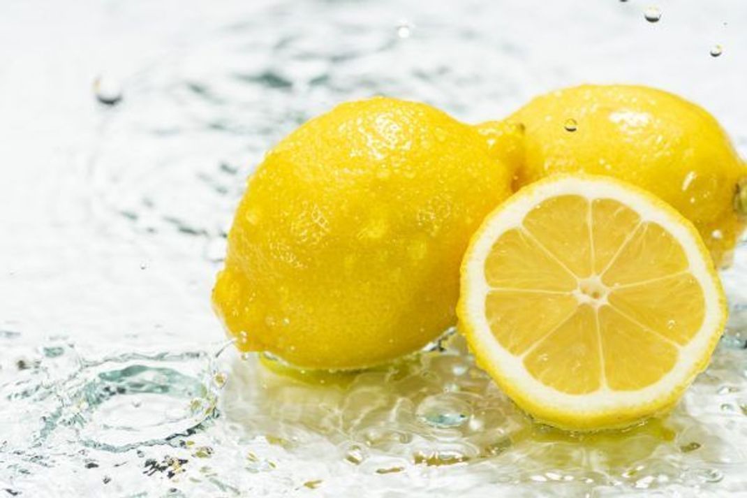 Gelber Refresher: Zitronensäure hilft gegen Schweiß-Geruch.