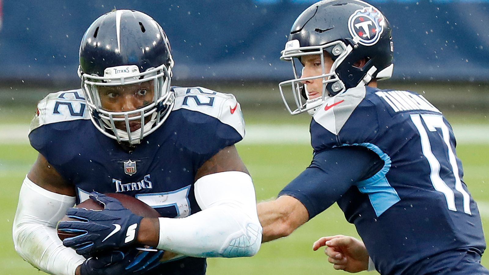 
                <strong>Gewinner: Ryan Tannehill und der "Außerirdische"</strong><br>
                Die Tennessee Titans stehen 5-0 und das absolut verdient. Trotzdem mussten Ryan Tannehill und Co. gegen die Houston Texans in die Overtime. Dort entschied der Quarterback mit seinem Running Back Derrick Henry das Spiel. Henry lief insgesamt unfassbare 212 Rushing Yards. Im vierten Viertel sprintete er fast über das gesamte Feld in die Endzone. Mit 94 Yards war es der zweitlängste Run in Henrys NFL-Karriere. Und auch Tannehill legt wiederholt krasse Zahlen auf. 30 von 41 Pässen kommen für 364 Yards und vier Touchdowns an. Zum dritten Mal in dieser Saison erreicht der QB ein Rating von über 120.
              