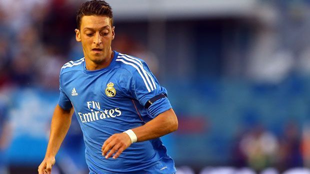 
                <strong>Real Madrid - Auswärtstrikot</strong><br>
                Auswärts wird man die Königlichen in der kommenden Saison nicht mehr in schwarz sehen, sondern in blau. Da hüpft das Schalke-Herz von Mesut Özil sicherlich etwas höher
              