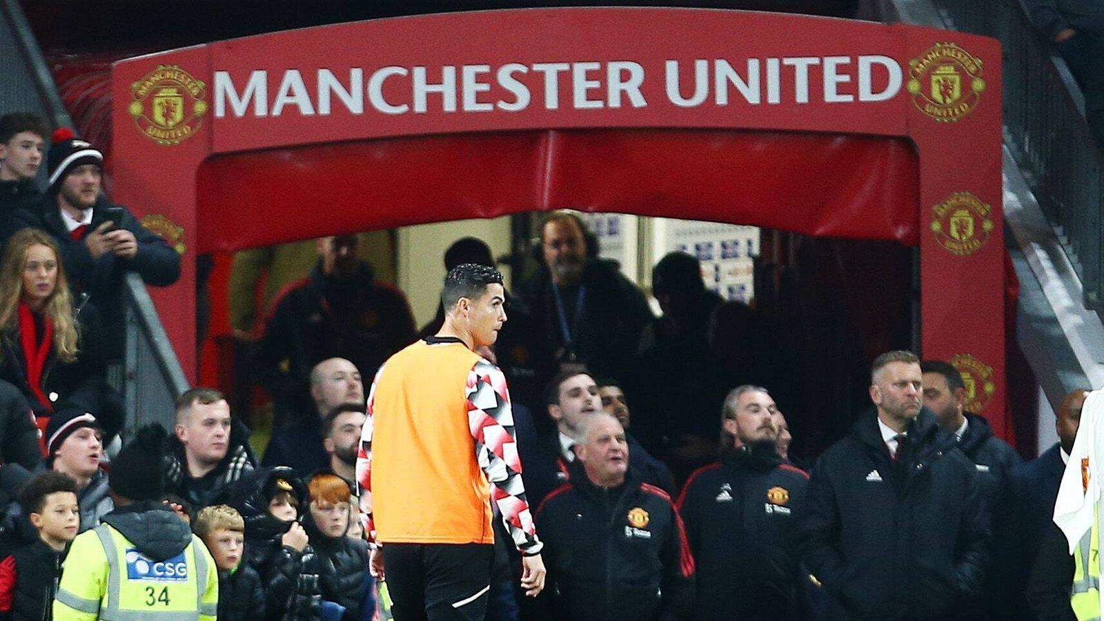 
                <strong>Cristiano Ronaldo: Jahrhundert-Fußballer mit einem unrühmlichen Karriereende</strong><br>
                Cristiano Ronaldo droht bei Manchester United ein unrühmliches Karriereende. Nachdem der fünfmalige Weltfußballer im vergangenen Sommer bei gefühlt jedem Champions-League-Verein angeboten wurde, ereignete sich in der vergangenen Woche ein neuer Tiefpunkt. Beim 2:0 gegen Tottenham Hotspur verweigerte er kurz vor Spielende eine Einwechslung und verschwand in den Katakomben. Trainer Erik ten Hag suspendierte den Portugiesen daraufhin für ein Spiel. Ronaldo ist nicht der einzige Fußball-Star, dessen Laufbahn ein unrühmliches Ende nehmen könnte. ran blickt darauf zurück, wie unschön die Karrieren anderer Superstars endeten.
              