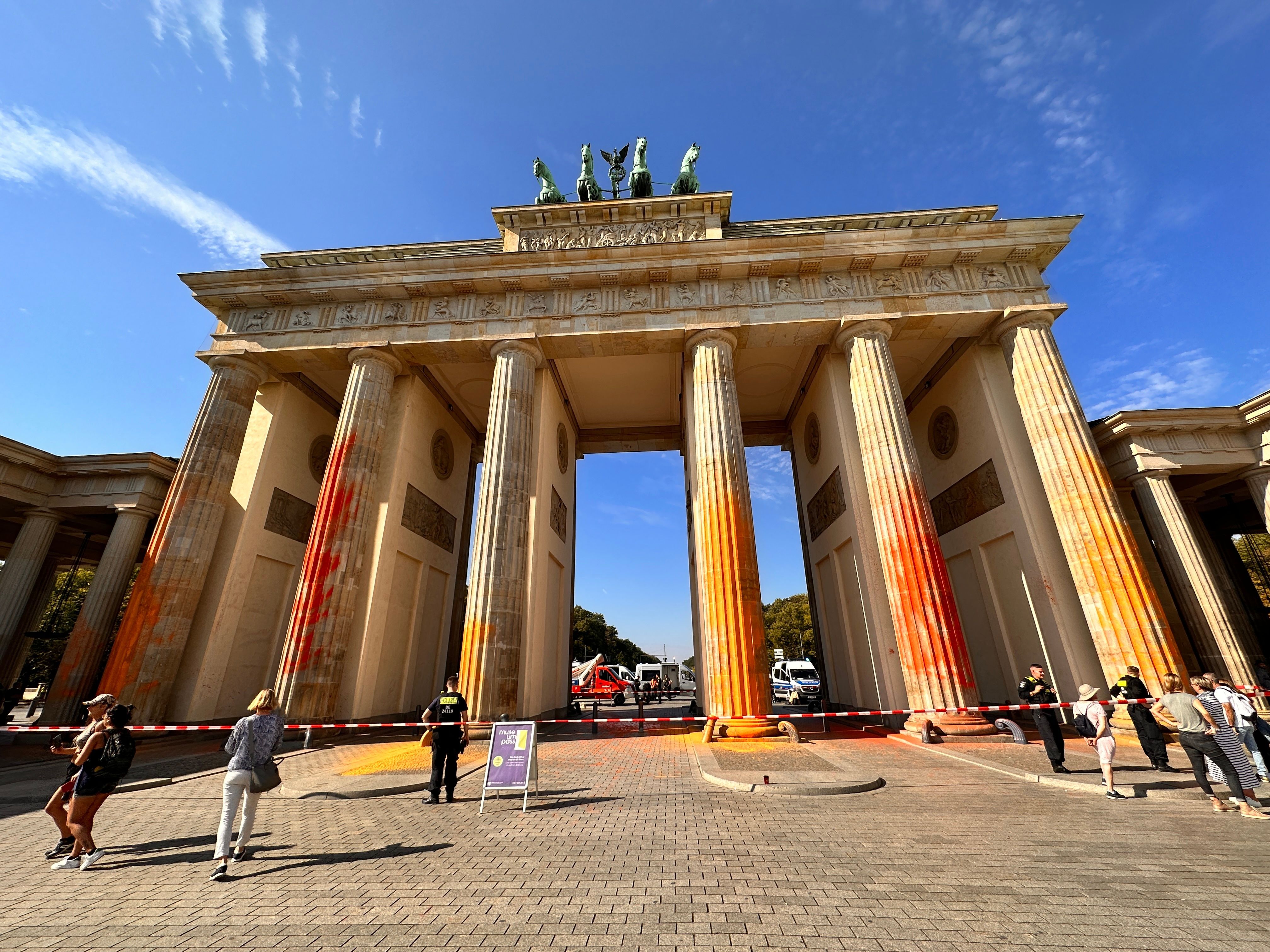 17. September 2023: Mitglieder der Klimaschutzgruppe Letzte Generation haben das Brandenburger Tor in Berlin mit oranger Farbe angesprüht. 