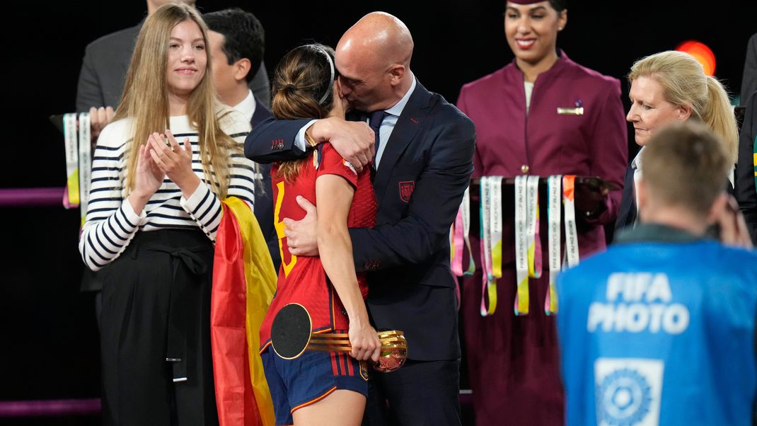 Luis Rubiales (M), Präsident des spanischen Fußballverbandes RFEF, umarmt die spanische Nationalspielerin Aitana Bonmati 