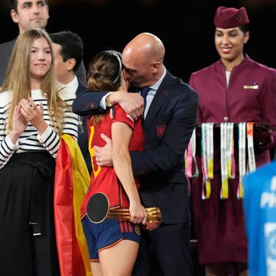 Luis Rubiales (M), Präsident des spanischen Fußballverbandes RFEF, umarmt die spanische Nationalspielerin Aitana Bonmati 