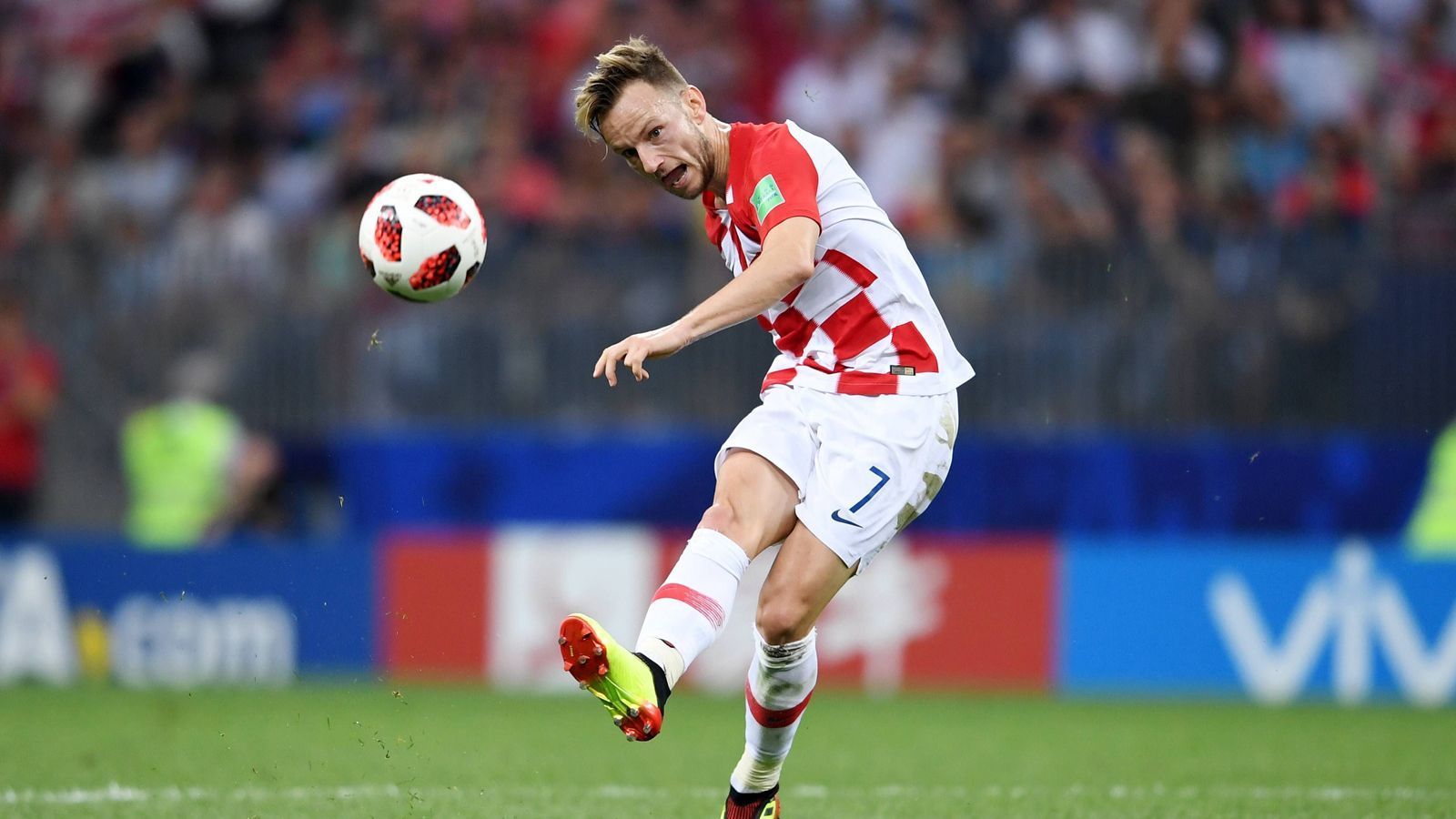 
                <strong>Ivan Rakitic (Kroatien)</strong><br>
                Ivan Rakitic - Schweiz: Obwohl der Mittelfeldspieler nie für einen kroatischen Verein spielte und alle Jugendmannschaften der Schweiz durchlief, entschied er sich 2007 für die kroatische Nationalmannschaft. Geboren ist er in Rheinfelden (Kanton Aargau).
              